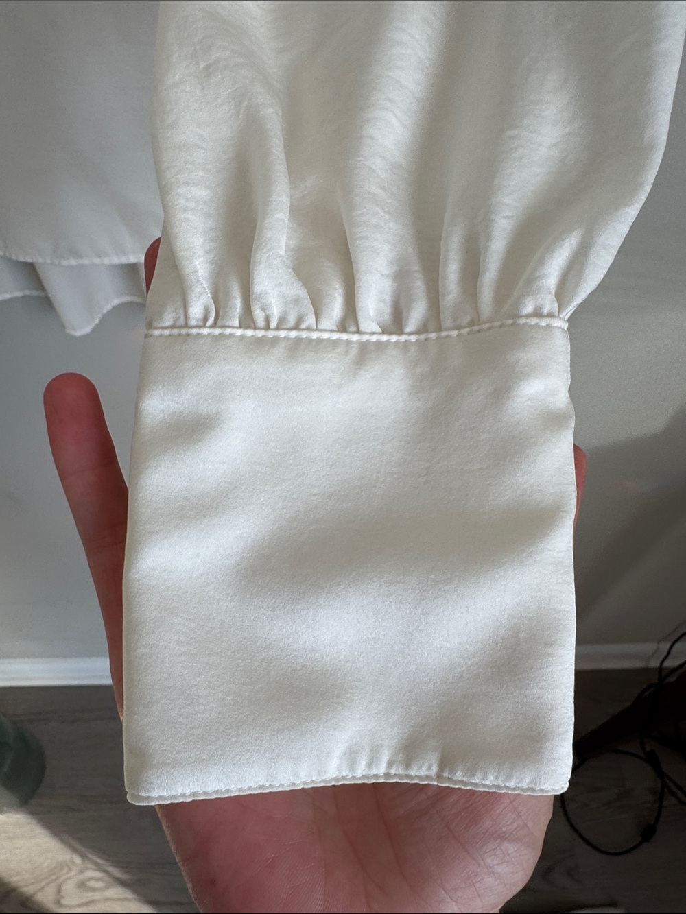 Banana Republic Women’s Ivory Satin Career Blouse Size S Long Sleeve Split Neck - Picture 5 of 8